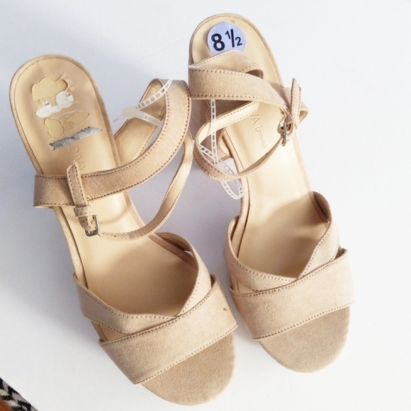 New Wild diva chunky platform heels size 8 tan - Picture 2 of 4